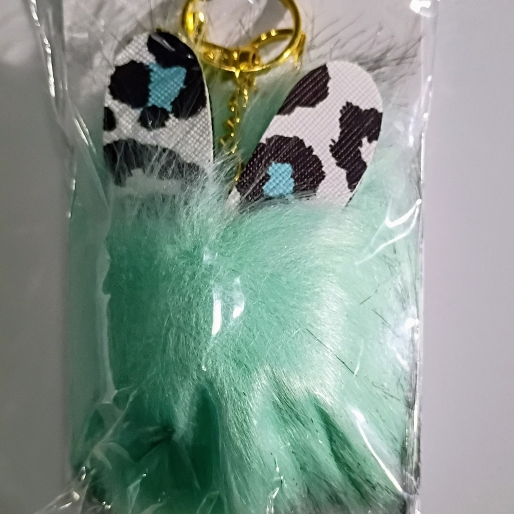 Bunny pom-pom keychain